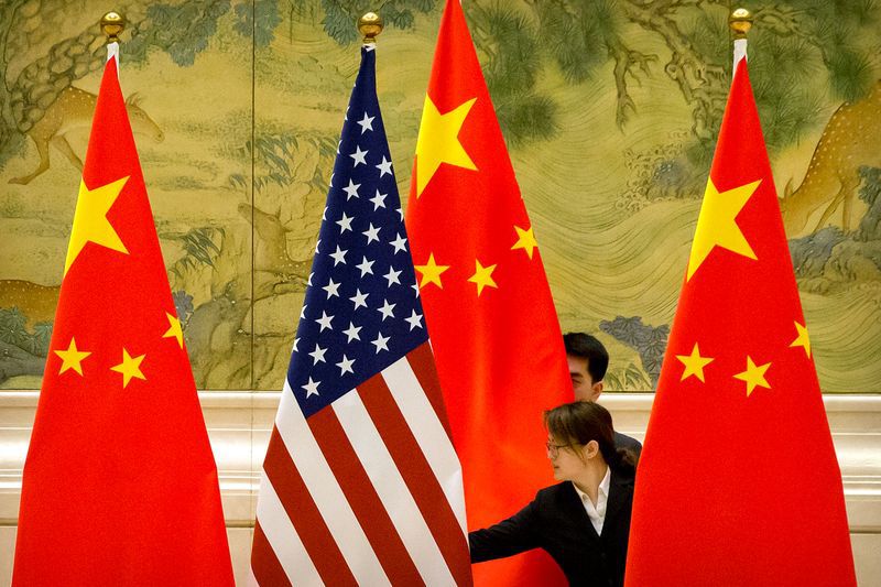 Foto de archivo de las banderas de China y EEUU antes de una reunión comercial entre los representantes de ambos países en Pekín. Feb. 14, 2019. Mark Schiefelbein/Pool via REUTERS