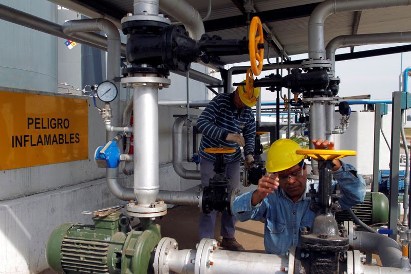 Operarios trabajan en una fábrica de biocombustibles en la localidad bonaerense de San Nicolás. (Reuters)