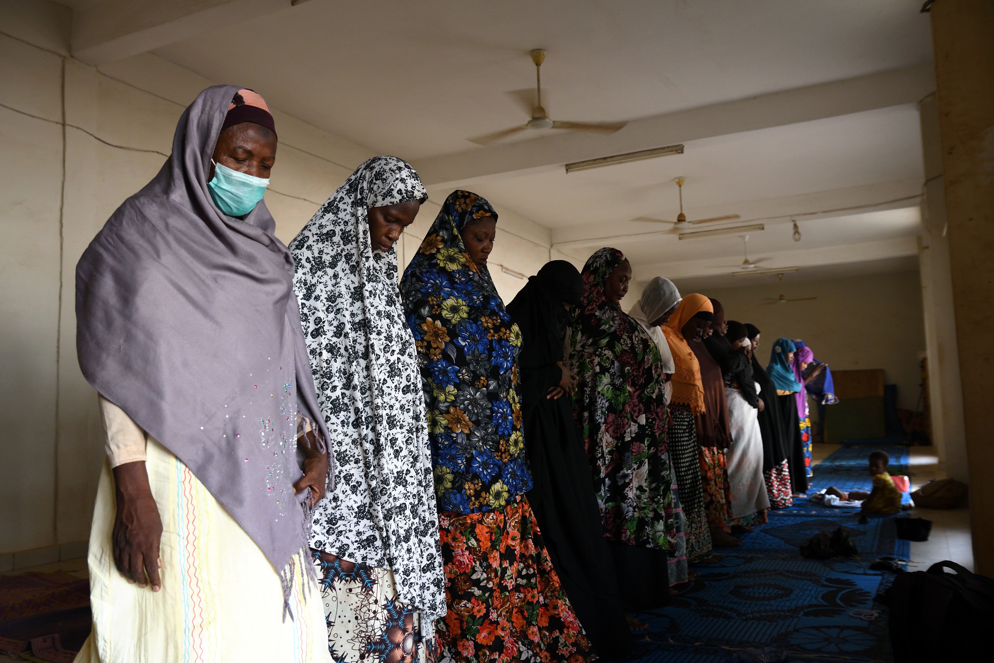 Las mujeres rezan en una mezquita durante el mes sagrado del Ramadán, en medio de la propagación de la enfermedad del coronavirus (COVID-19) en Uagadugú, Burkina Faso
