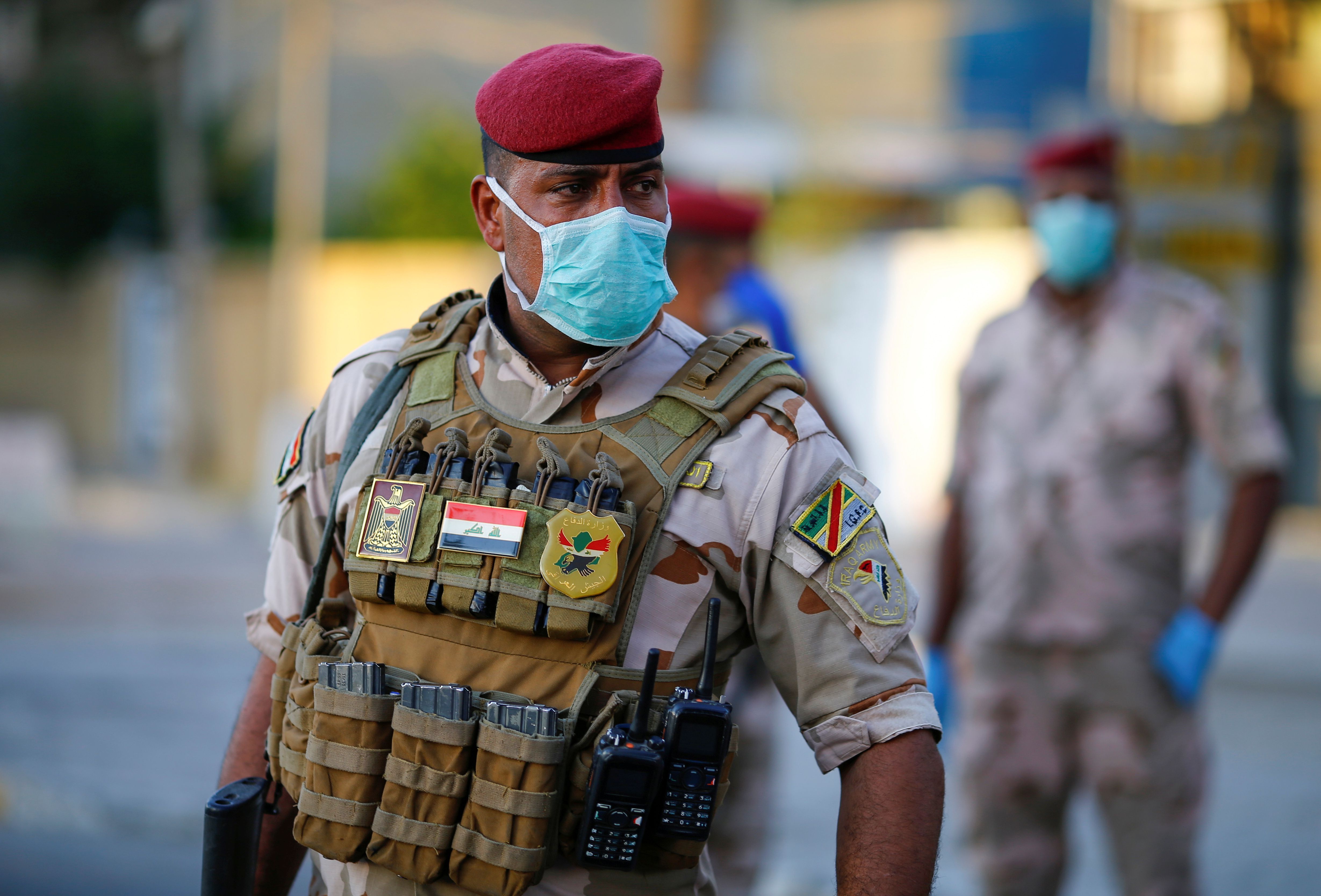 Un soldado iraquí lleva una máscara protectora mientras hace guardia en un punto de control, haciendo cumplir el toque de queda impuesto para prevenir la propagación de la enfermedad coronavirus (COVID-19), durante el sagrado mes de ayuno del Ramadán, en Bagdad, Irak, el 3 de mayo de 2020.REUTERS/Thaier Al-Sudani 