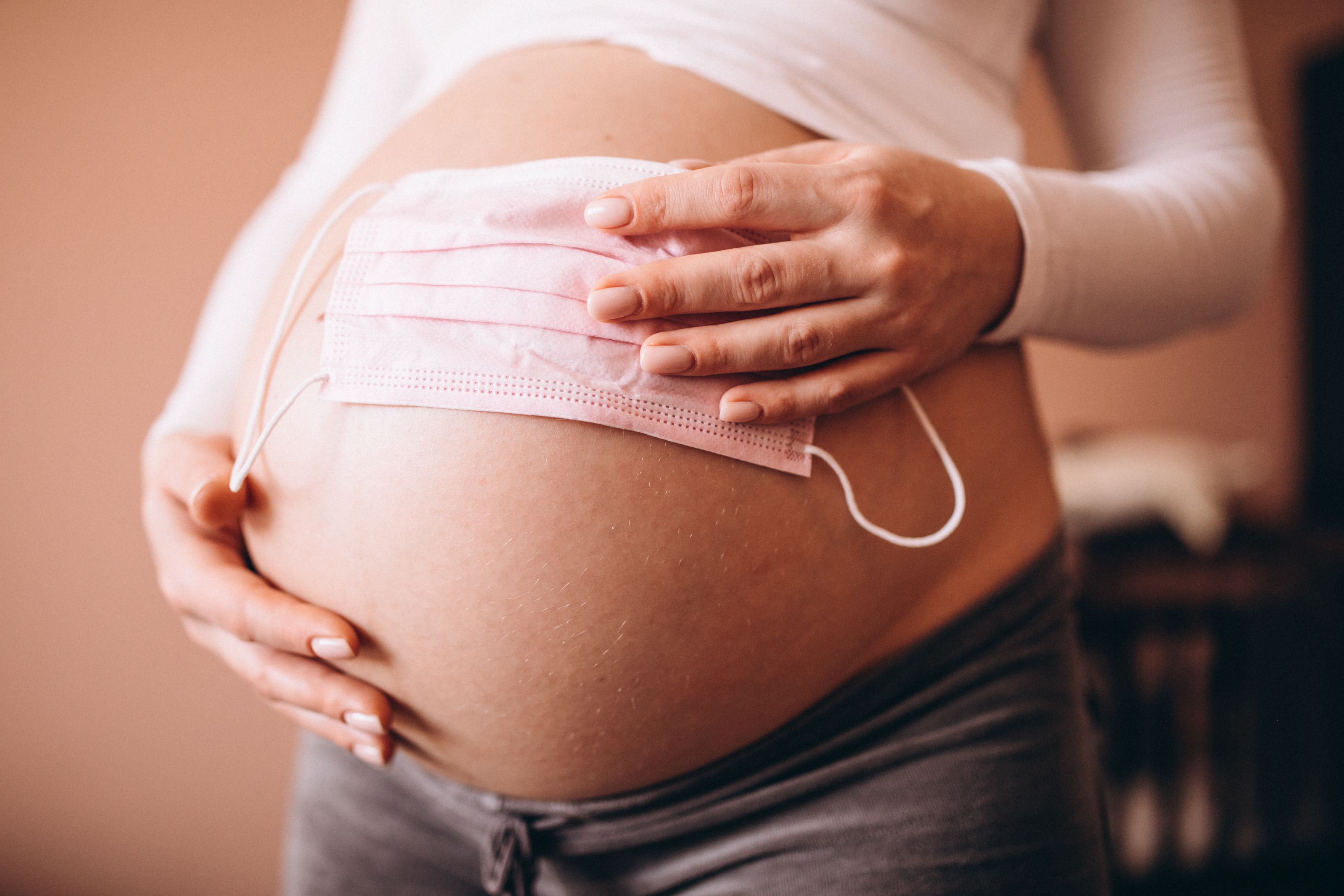 No hay evidencia científica de que las mujeres embarazadas presenten un mayor riesgo antes el COVID-19 o incluso un compromiso fetal. (Shutterstock)