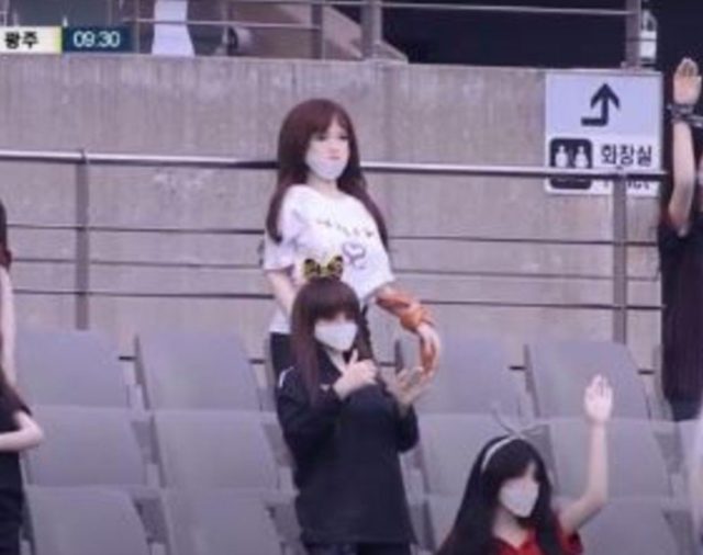 Un club coreano suplantó a sus fans con maniquíes que resultaron ser muñecas inflables