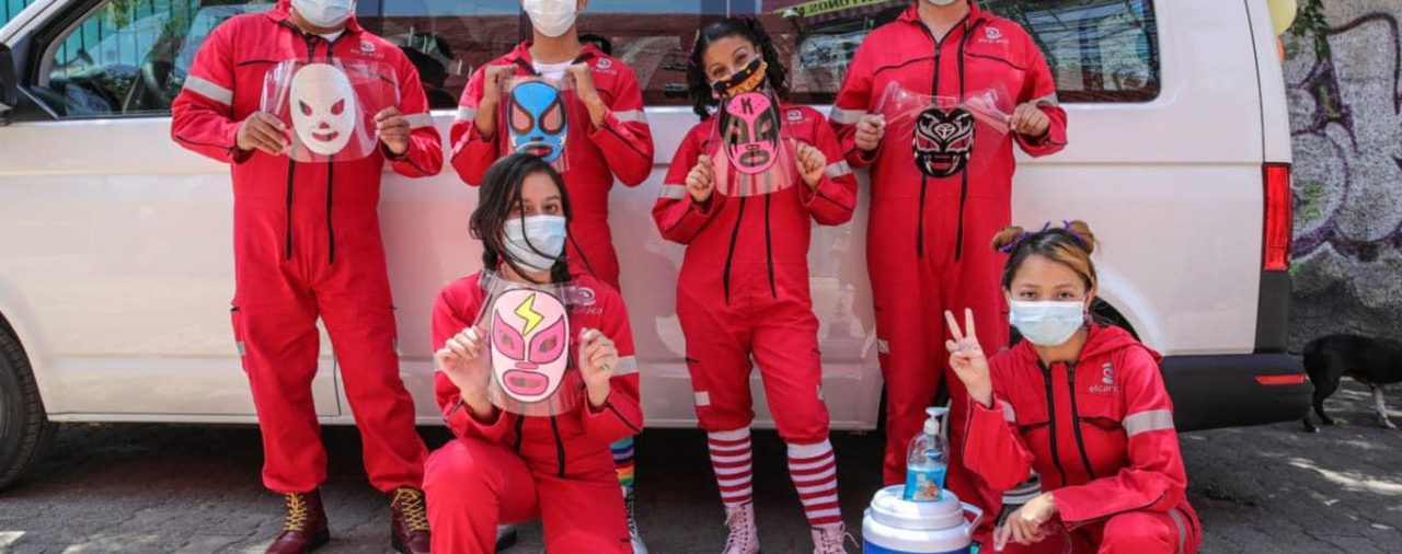 Un comando de rojo que parece la banda de “La Casa de Papel” ayuda a indigentes en México por COVID-19
