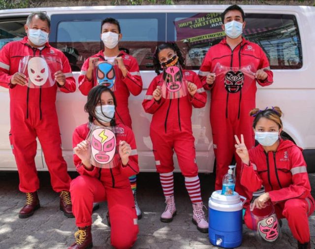 Un comando de rojo que parece la banda de “La Casa de Papel” ayuda a indigentes en México por COVID-19