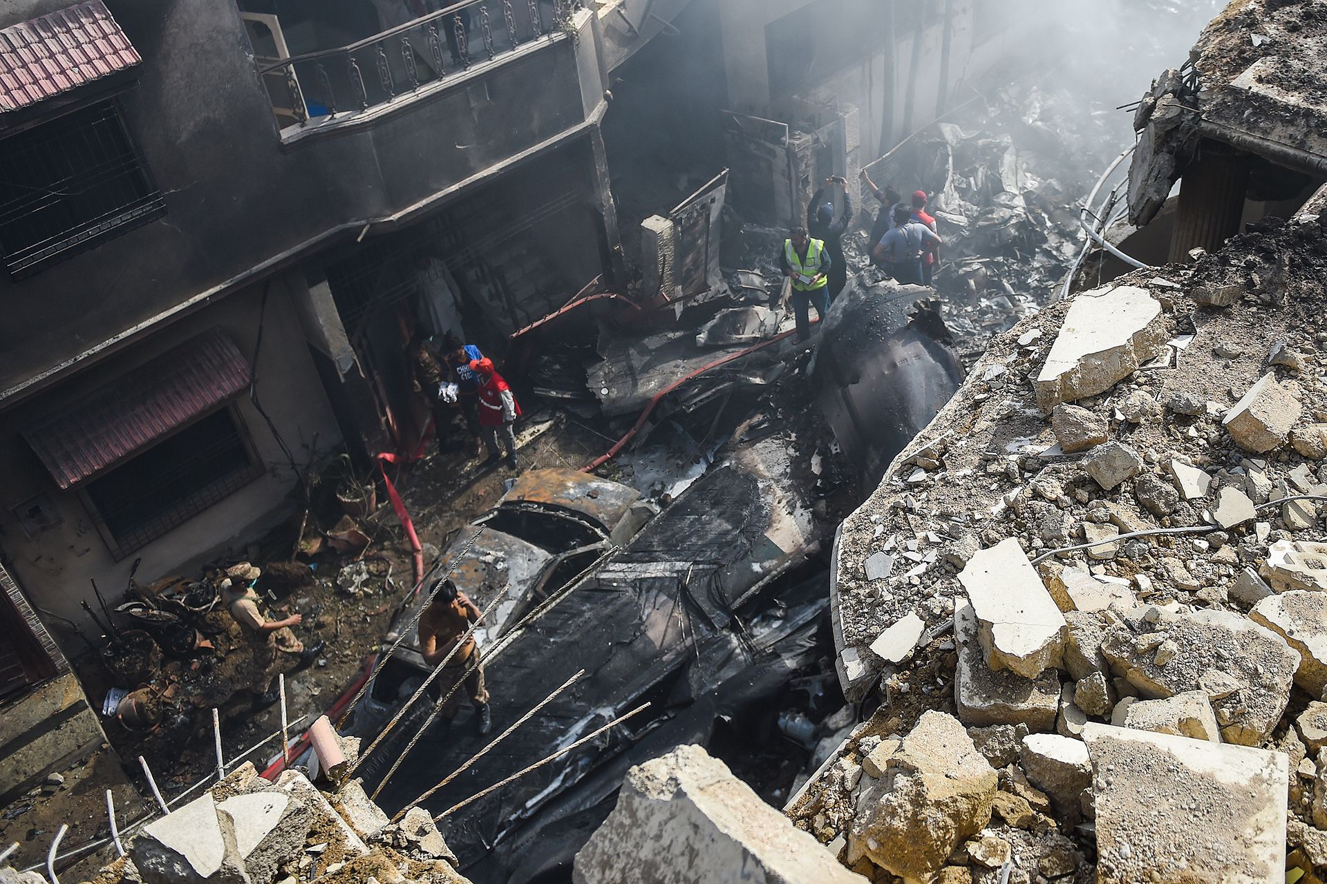 Rescatistas en el lugar del accidente (Rizwan TABASSUM / AFP)