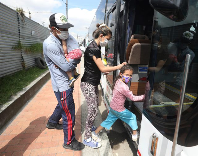 Unos 25.000 migrantes venezolanos en Colombia regresaron a su país en medio de la pandemia de coronavirus