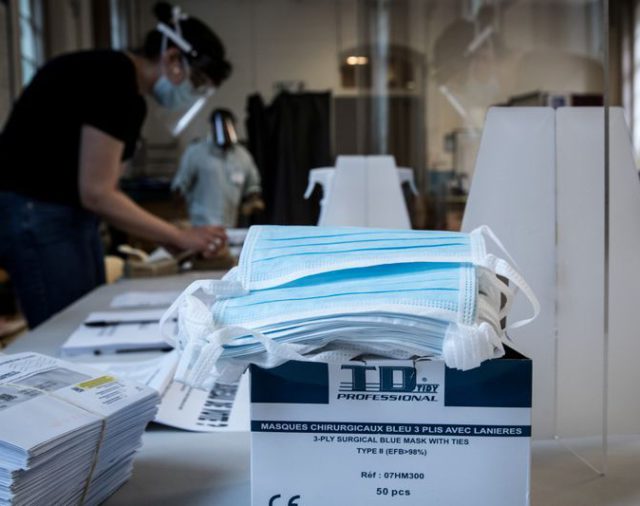 Con mascarilla, los franceses votan en las municipales retrasadas