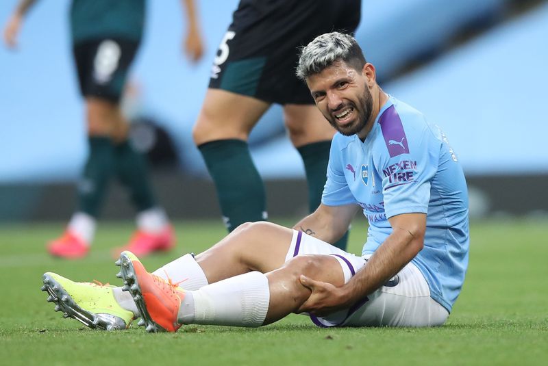 El atacante argentino del Manchester City, Sergio Agüero, reacciona tras sufrir una lesión en la rodilla en el partido ante el Burnley por la Liga Premie (Reuters)