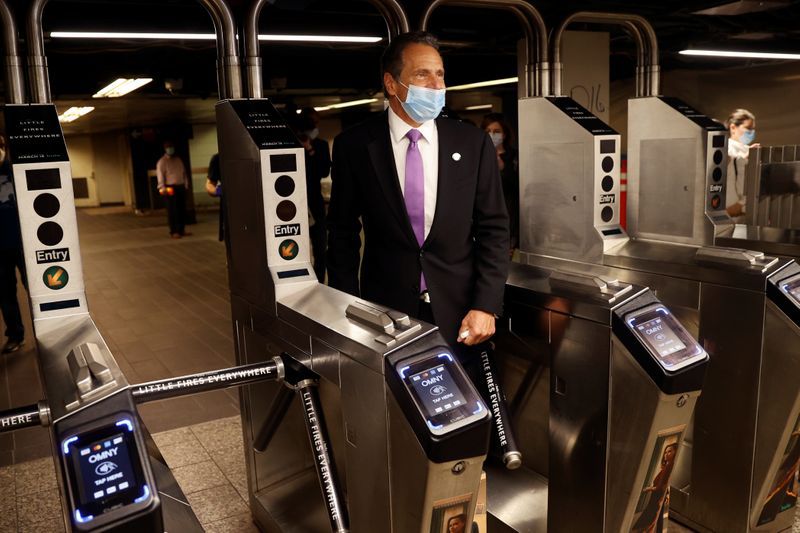 El gobernador de Nueva York, Andrew Cuomo, ingresa al tren subterráneo en Manhattan, en el primer día de la fase uno de reapertura en la Ciudad de Nueva York, EEUU, Junio 8, 2020. REUTERS/Mike Segar