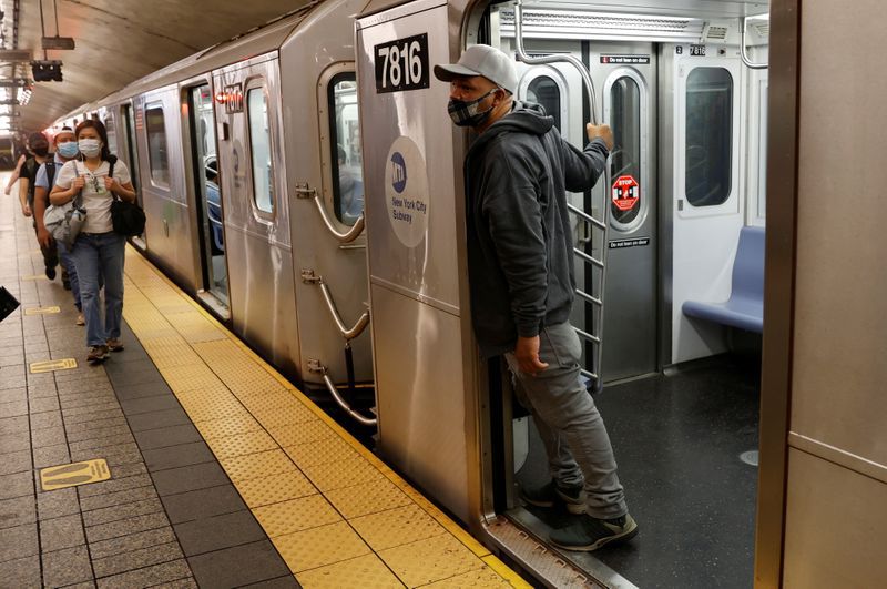 Personas utilizan el tren subterráneo en Manhattan, en el primer día de la fase uno de reapertura en la Ciudad de Nueva York, EEUU, Junio 8, 2020. REUTERS/Mike Segar