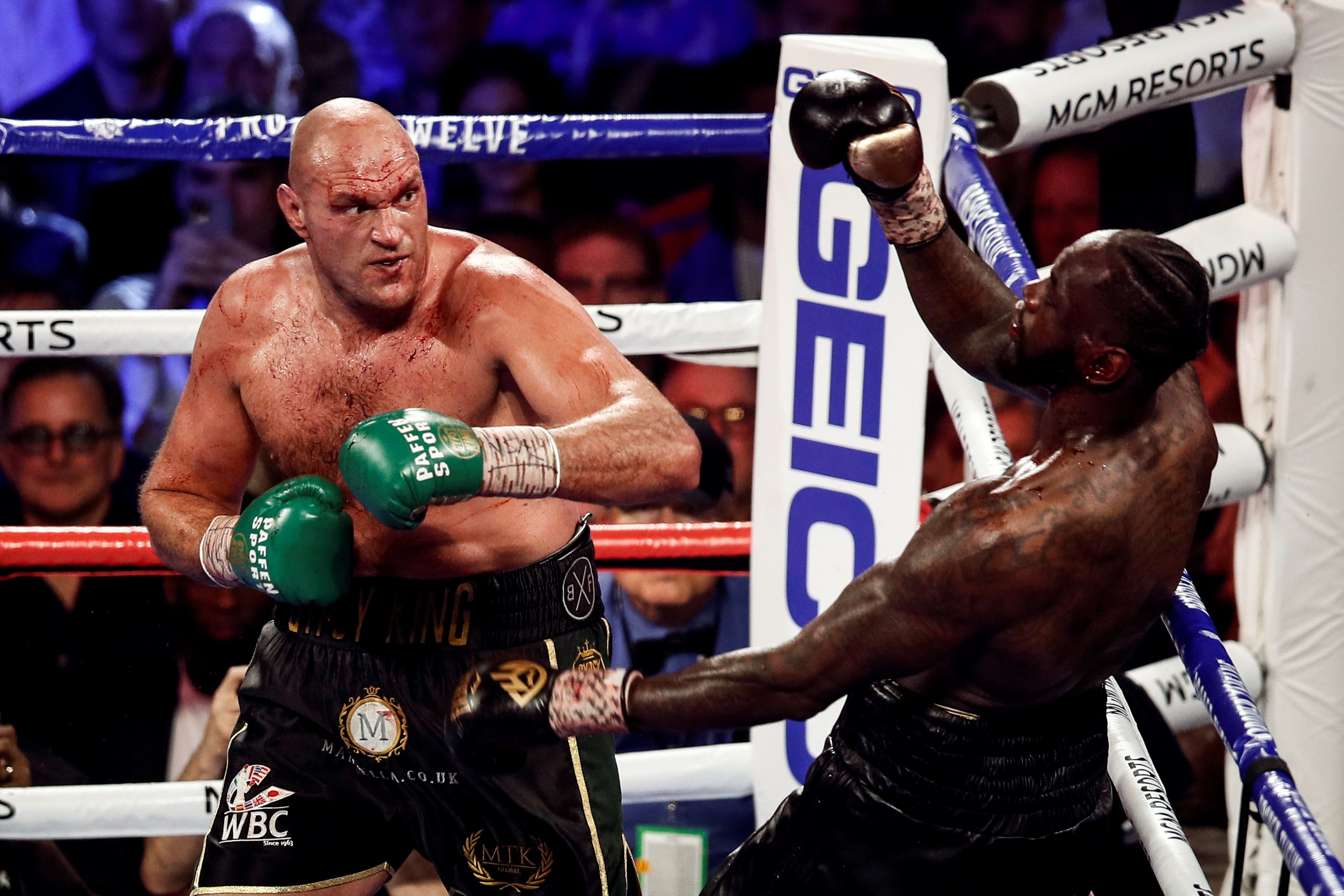 Tyson Fury of Britain (L) in action against Deontay Wilder of the USA (R) during the WBC World Heavyweight Championship title fight at the Garden Arena in Las Vegas, Nevada, USA, 22 February 2020. EFE/EPA/ETIENNE LAURENT/Archivo 