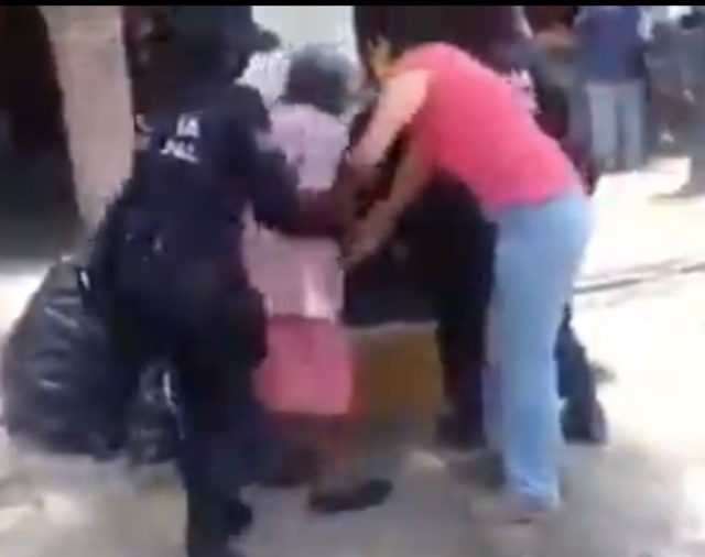 Forcejean y amonestan a mujer de la tercera edad por no usar cubrebocas en Querétaro