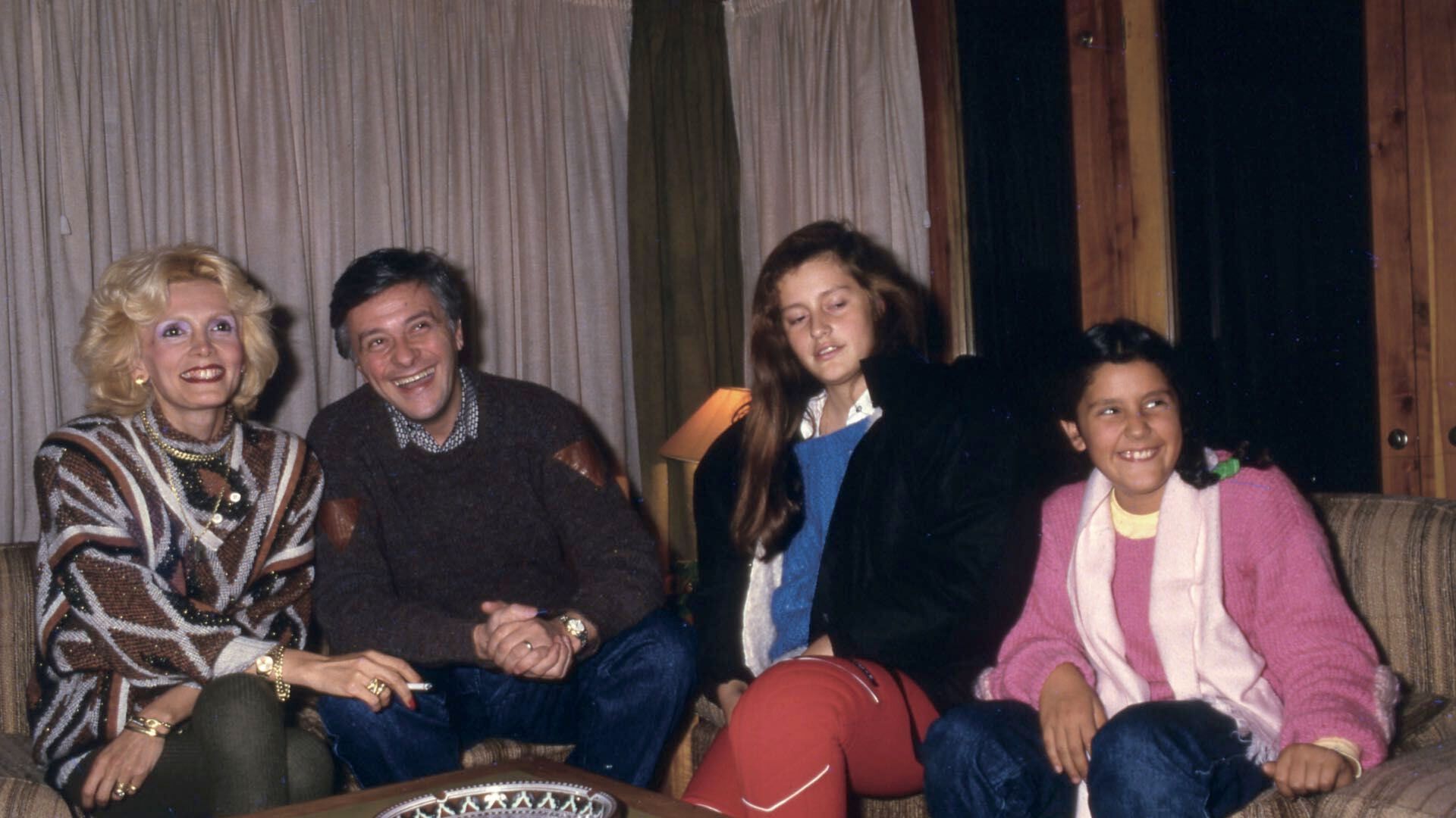 Héctor Larrea su esposa y sus hijas. (Archivo GENTE)