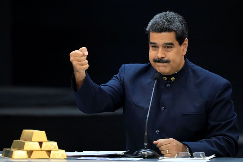 Nicolás Maduro con lingotes de oro (REUTERS/Marco Bello/Archivo)