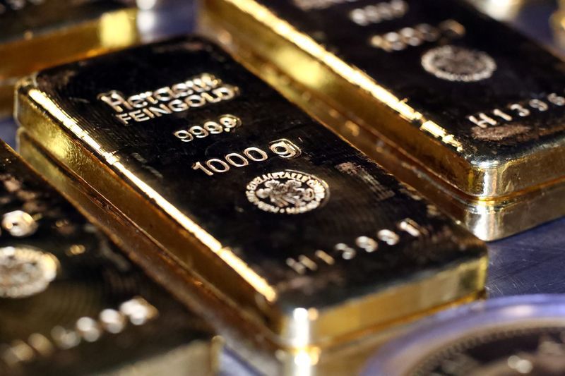 Barras de oro y monedas se apilan en la sala de cajas de seguridad de la casa de oro Pro Aurum en Munich, Alemania, 14 agosto 2019.
REUTERS/Michael Dalder/FOTO DE ARCHIVO