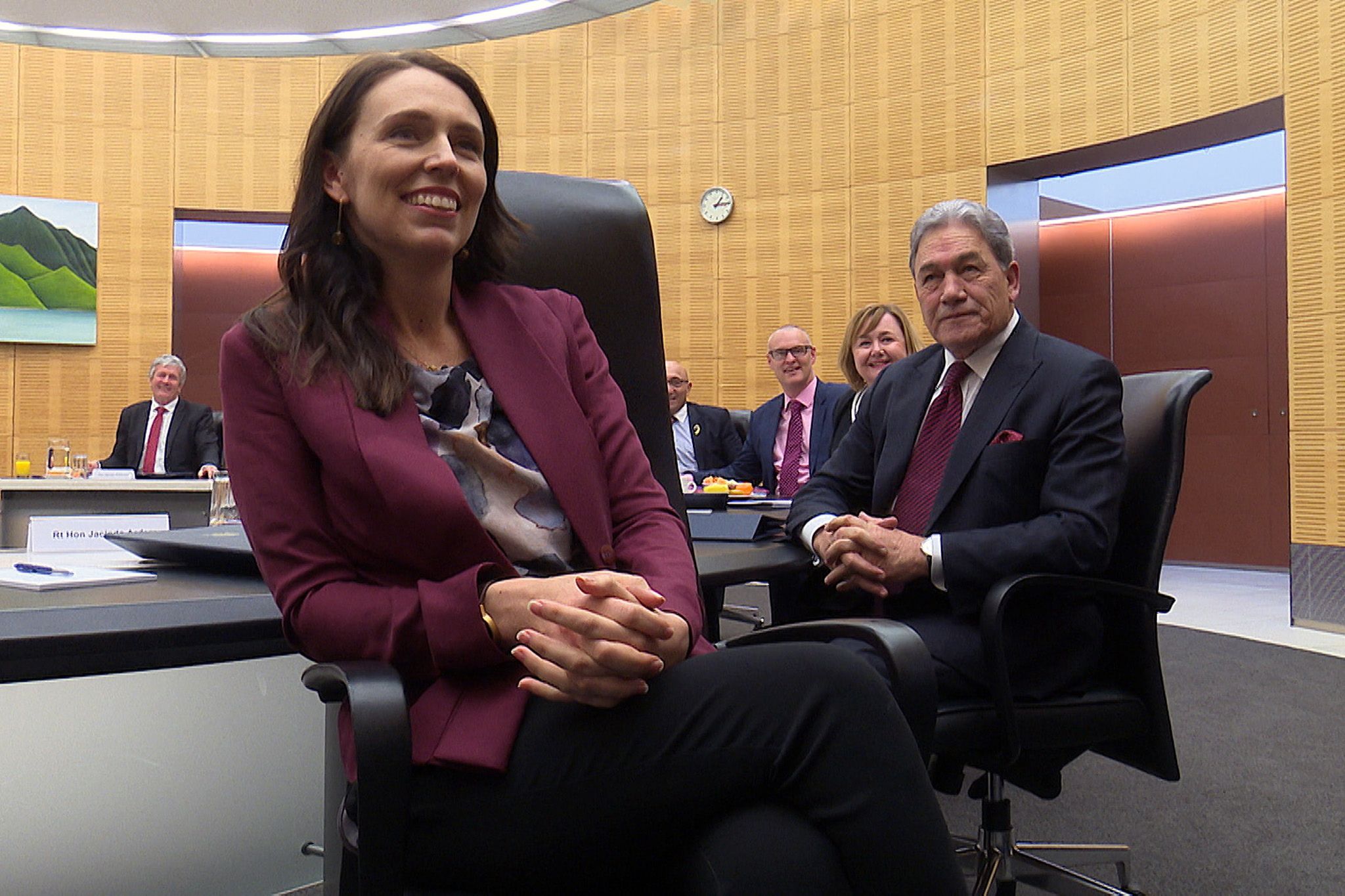 La primera ministra de Nueza Zelanda, Jacinda Ardern (c) posa durante una reunión de su Gobierno. EFE/EPA/DANIEL HICKS/Archivo 