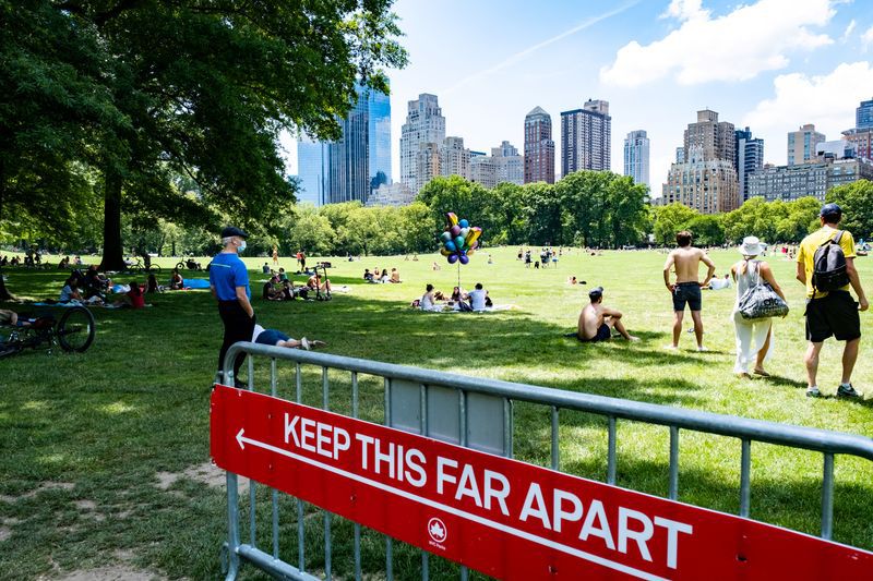 Personas disfrutan el buen tiempo en Central Park un día antes de que la ciudad inicie la segunda fase de reapertura tras la cuarentena por el coronavirus en Nueva York, EEUU, 21 de junio de 2020. REUTERS/Jeenah Moon