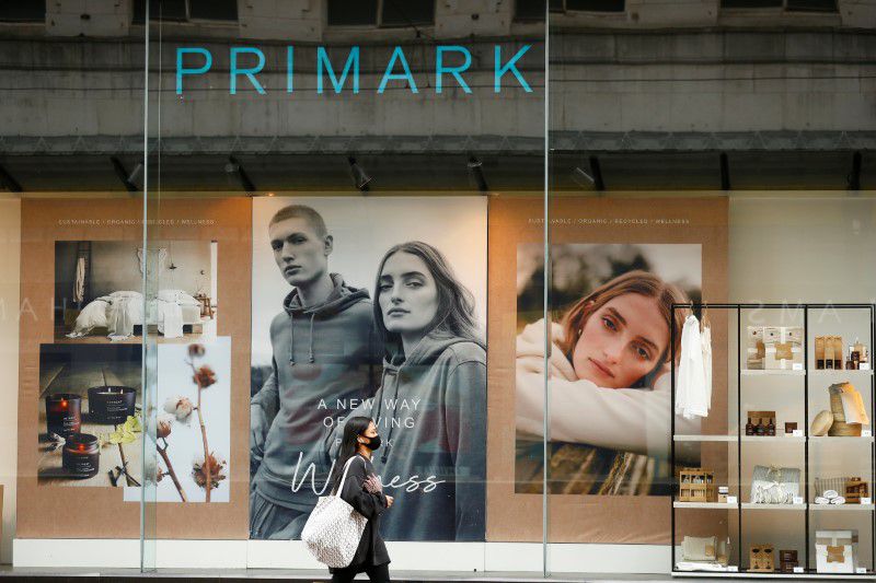FOTO DE ARCHIVO: Una mujer con mascarilla camina por una tienda de Primark, tras el brote de coronavirus, Manchester, Reino Unido, 26 de mayo de 2020. REUTERS/Jason Cairnduff