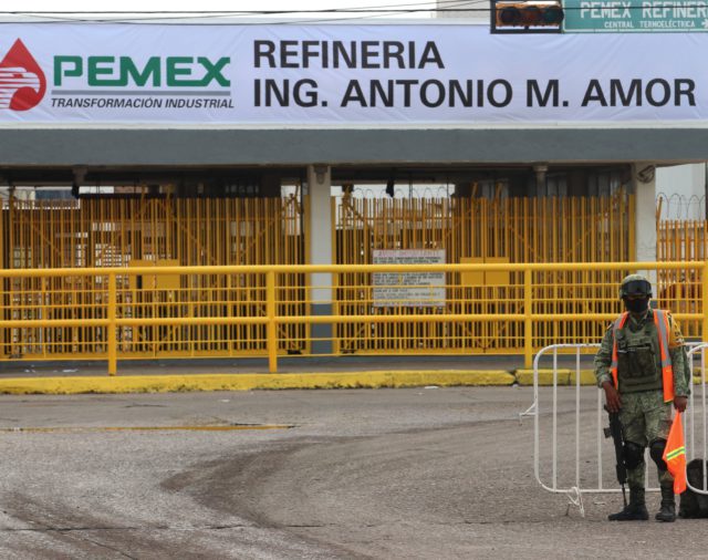 Refuerzan seguridad en refinería de México ante presuntas amenazas de cártel