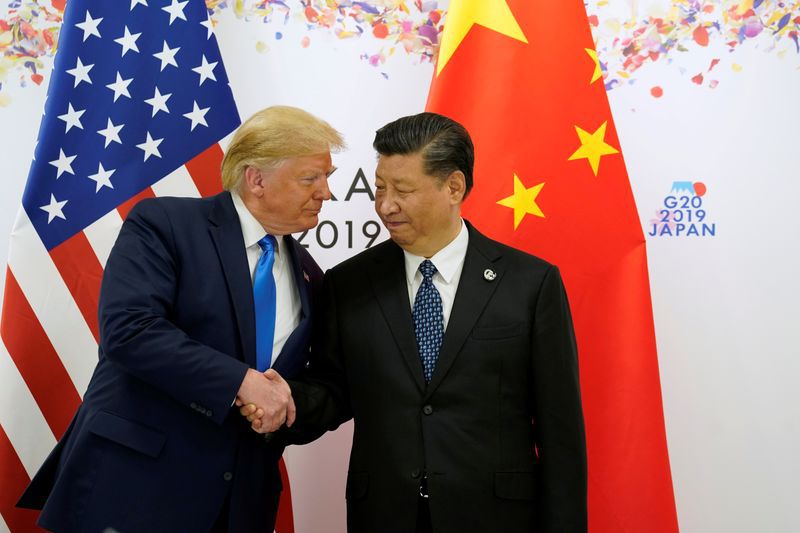El presidente de Estados Unidos, Donald Trump, le da la mano al presidente de China, Xi Jinping, antes de iniciar una reunión bilateral durante la cumbre de líderes del G20 en Osaka, Japón. 29 de junio de 2019. REUTERS/Kevin Lamarque