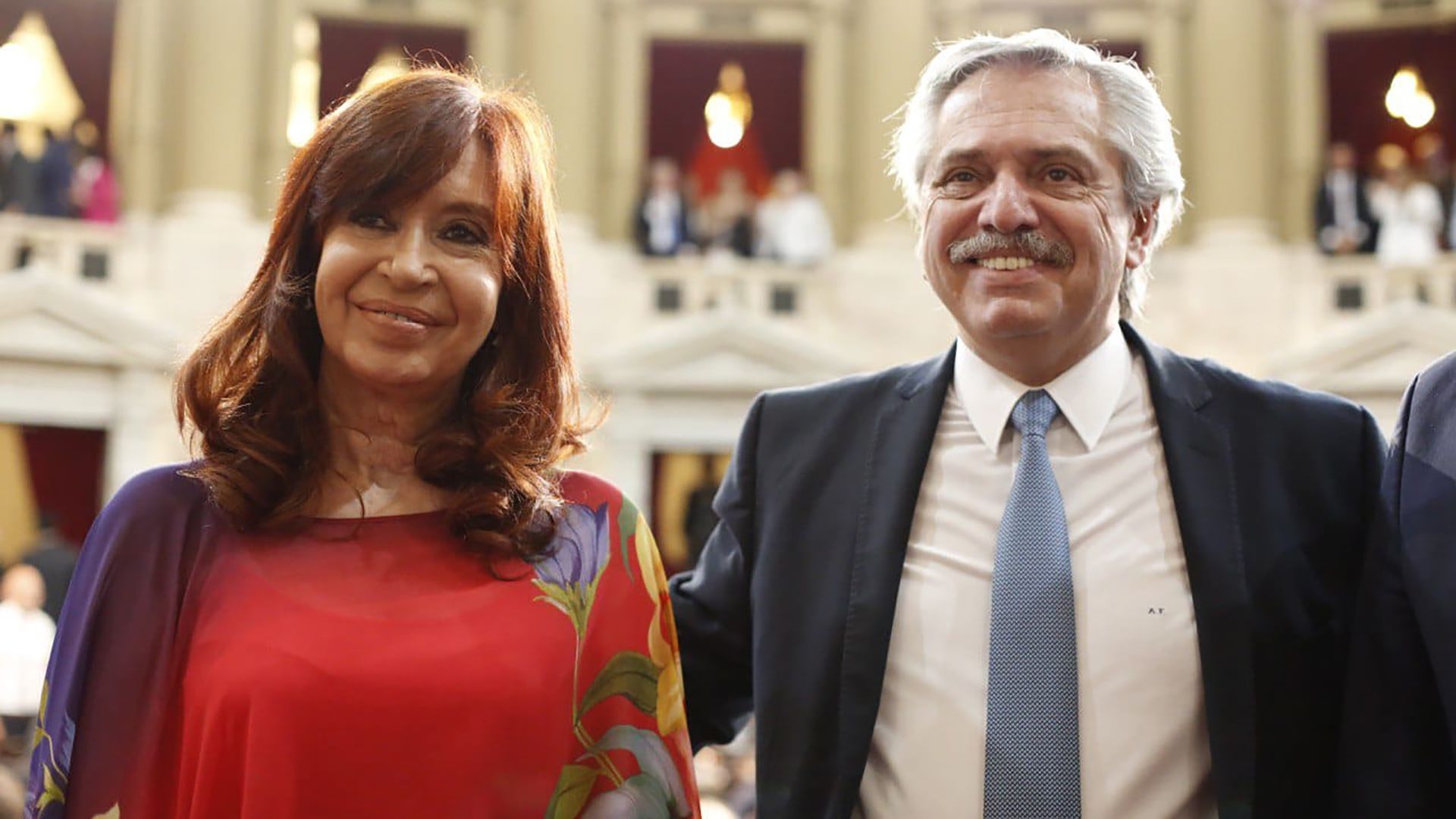 Cirstina Kirchner sonríe junto Alberto Fernández en el Congreso (Prensa Senado)