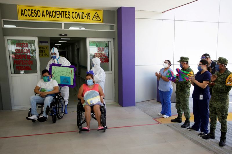 Foto de archivo de pacientes recuperados de coronavirus abandonan en silla de ruedas el hospital público "Tierra y Libertad" en Monterrey, Mexico. Jul 24, 2020. REUTERS/Daniel Becerril