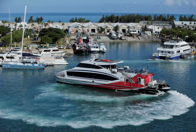 Un transbordador de pasajeros sale cerca del puerto de Hamilton, Bermudas (Reuters)