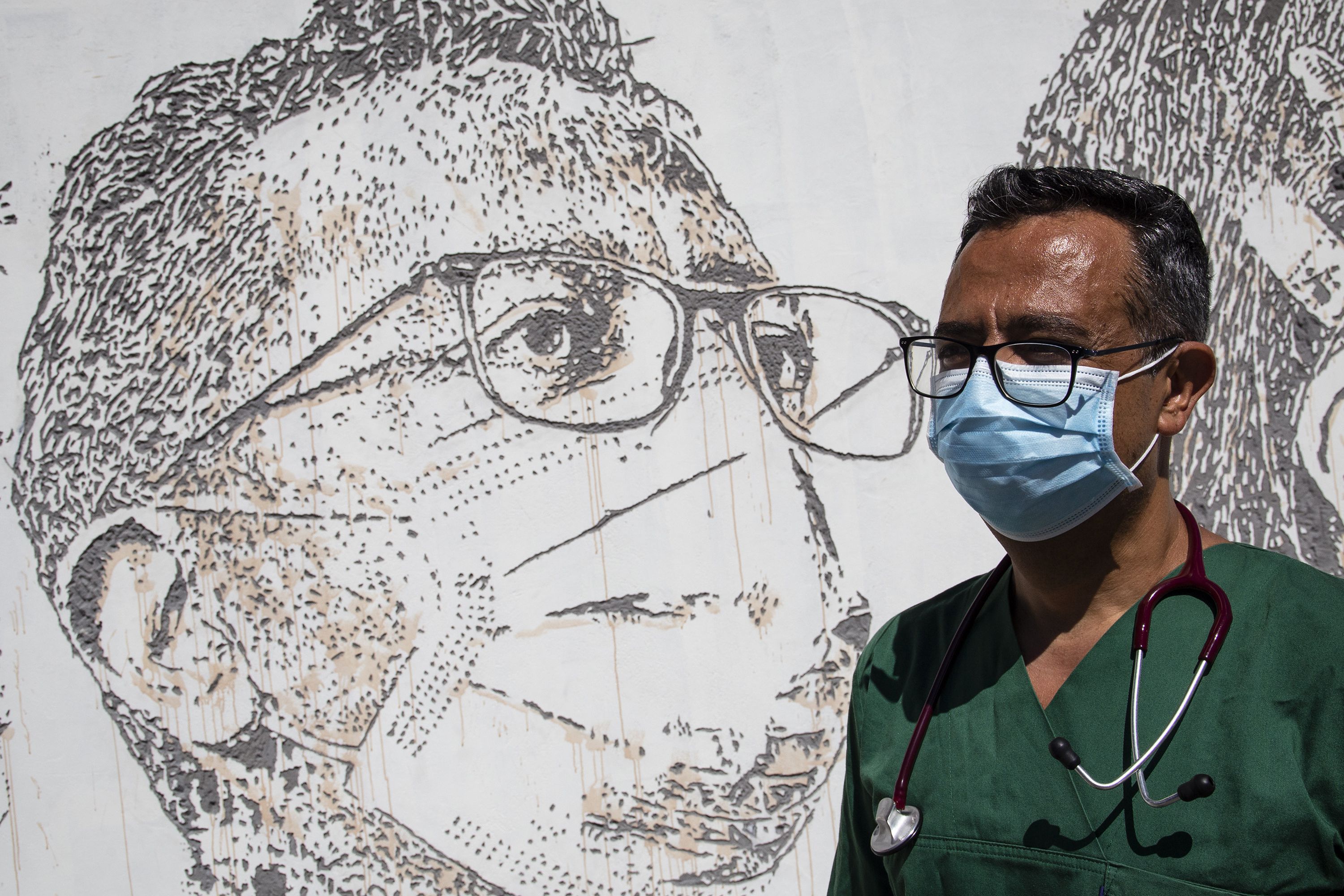 19/06/2020 19 June 2020, Portugal, Porto: Doctor David Andrade poses in front of a wall bearing his own portrait at Sao Joao hospital during the inauguration of an artwork by Portuguese artist Alexandre Farto in honour of health professionals battling the Coronavirus (covid-19) pandemic. Photo: Rita Franca/SOPA Images via ZUMA Wire/dpa POLITICA INTERNACIONAL Rita Franca/SOPA Images via ZUMA / DPA 