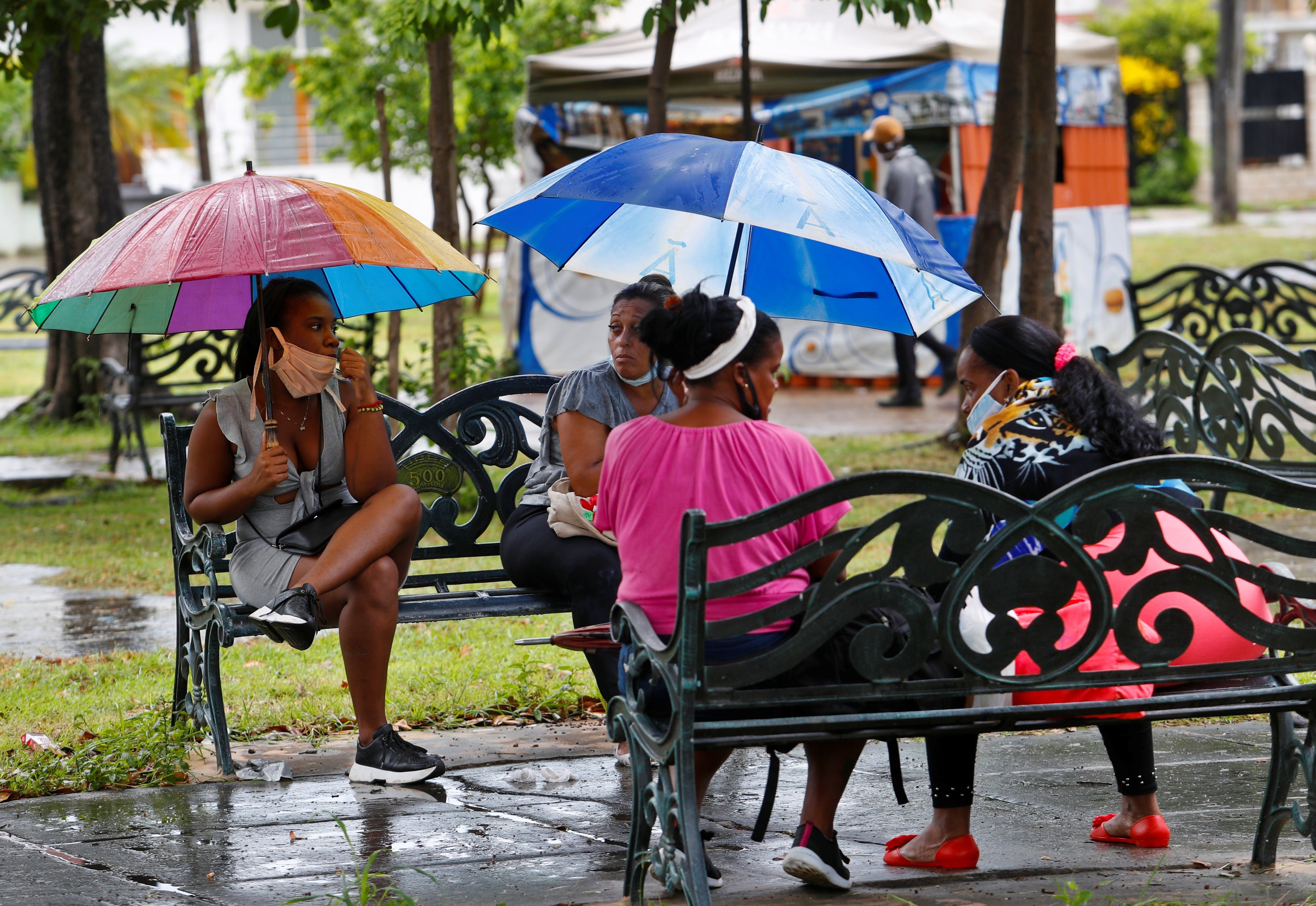 Varias mujeres conversan en un parque el 22 de julio de 2020 en La Habana (Cuba). EFE/Yander Zamora 