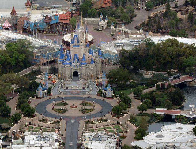 Disney dice que seguirá adelante con la reapertura el sábado de sus parques en Florida