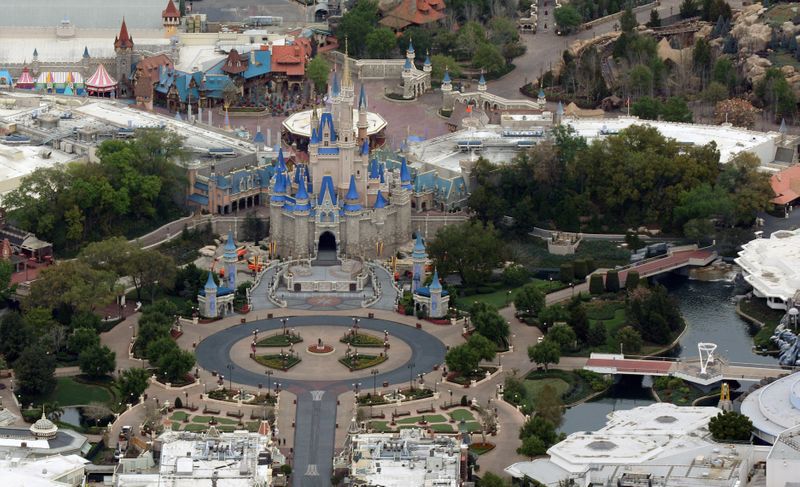 IMAGEN DE ARCHIVO. El parque temático Magic Kingdom de Disney se ve vacío tras su cierre en medio de los esfuerzos por combatir el brote de coronavirus, en Orlando, Florida, EEUU. Marzo 16, 2020. REUTERS/Gregg Newton