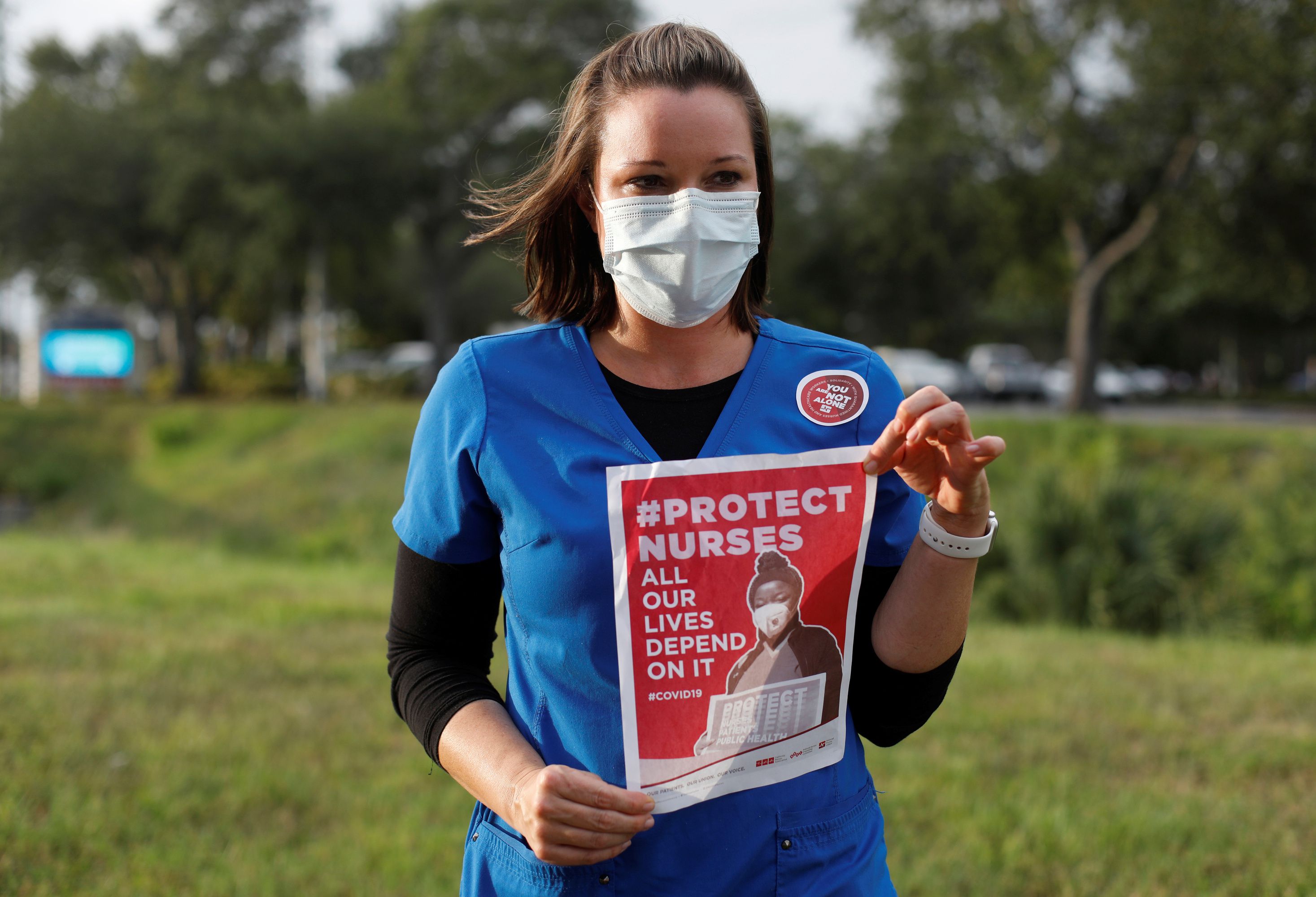 La enfermera Jennifer Volpe protesta en el Hospital St. Petersburg General, Florida, U.S. July 15, 2020. REUTERS/Octavio Jones
