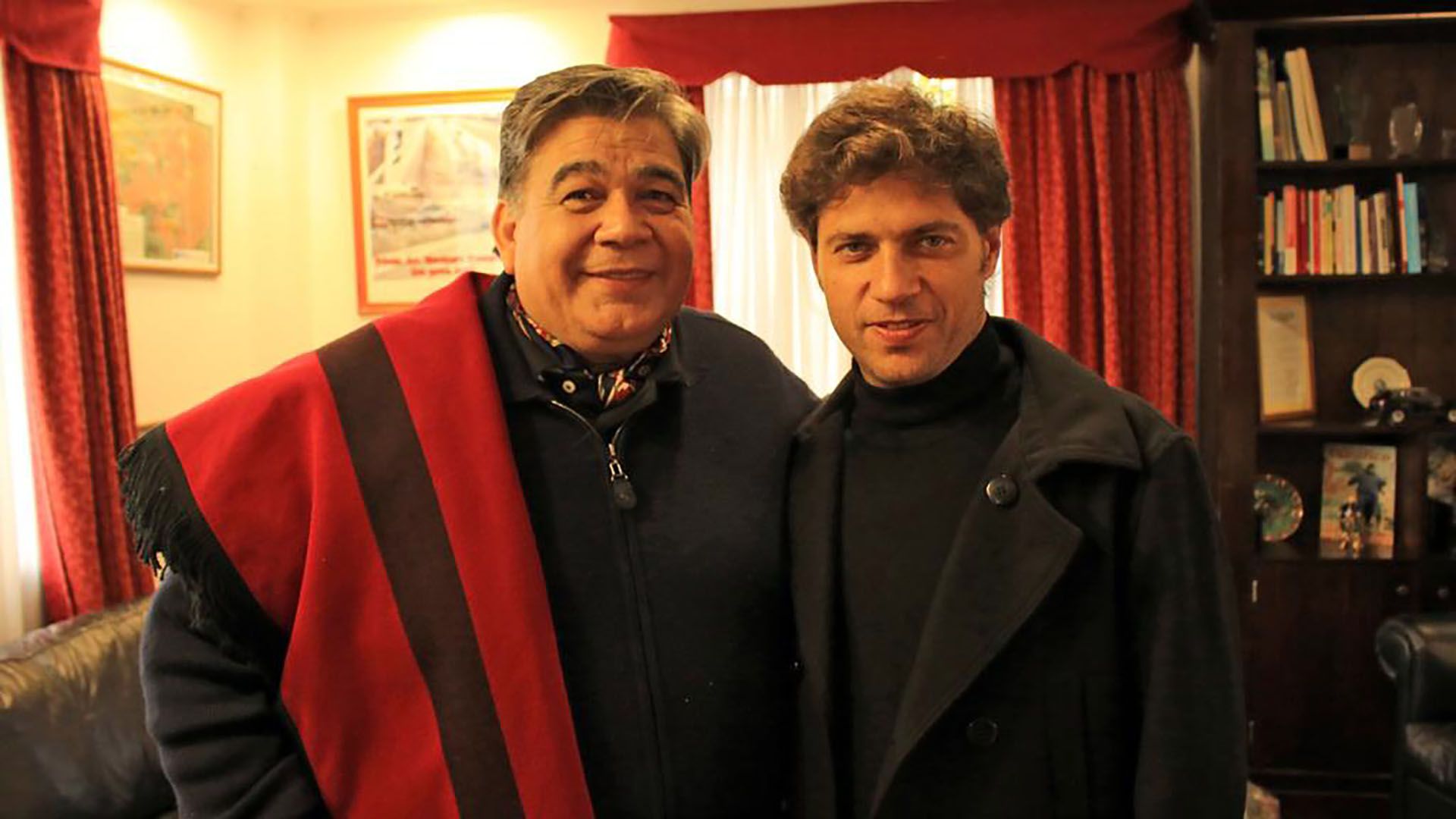 Mario Ishii junto al gobernador Axel Kicillof, en su despacho de José C. Paz