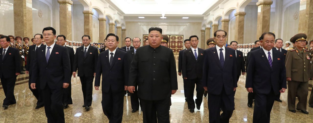 Kim Jong-un y su hermana Yo-jong reaparecieron en público para rendir tributo a su abuelo