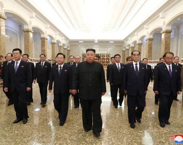 Kim Jong-un y su hermana Yo-jong reaparecieron en público para rendir tributo a su abuelo
