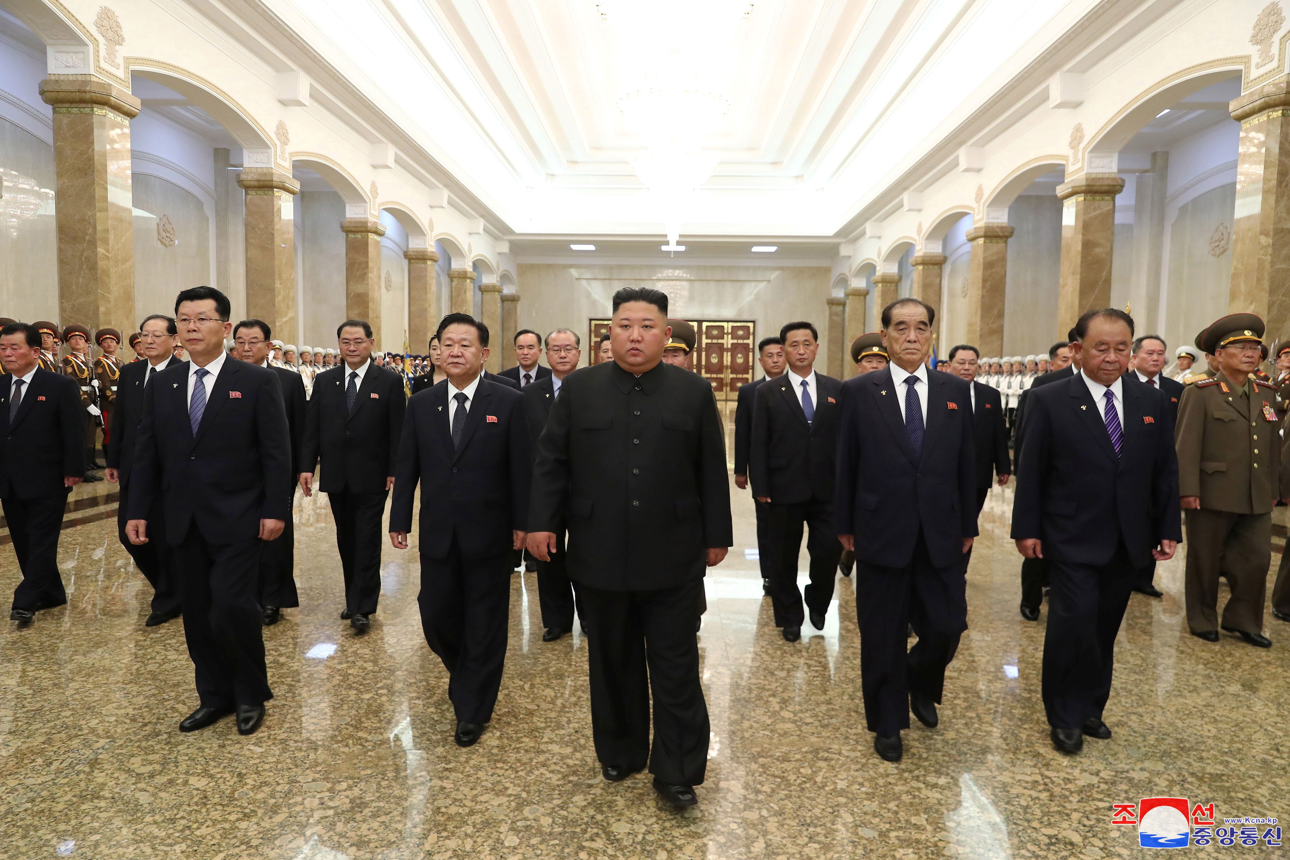 Kim Jong-un visita el palacio donde están los restos del patriarca norcoreano (Reuters/KCNA)