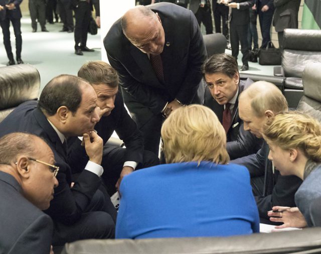 Libia.-Merkel, Macron y Conte amenazan con sanciones para atajar las ayudas militares a las partes en conflicto en Libia