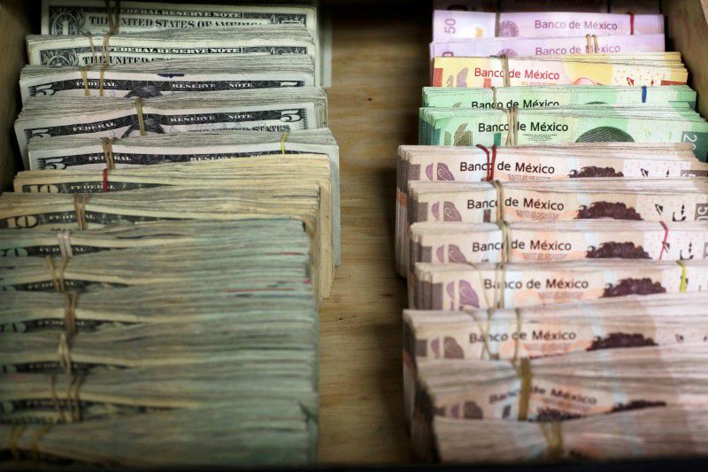 FOTO DE ARCHIVO. Billetes de peso mexicano y dólares en una casa de cambio en Ciudad Juarez, México. 15 de enero de 2018. REUTERS/José Luis González