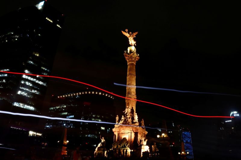 Imagen de archivo. El Ángel de la Independencia es captado antes de que las luces fueran apagadas en el acto "La hora de la Tierra", en la Ciudad de México, México. REUTERS/Edgard Garrido