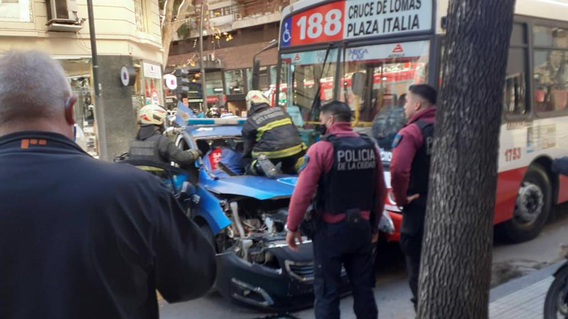 choque entre un patrullero y un colectivo en Palermo
