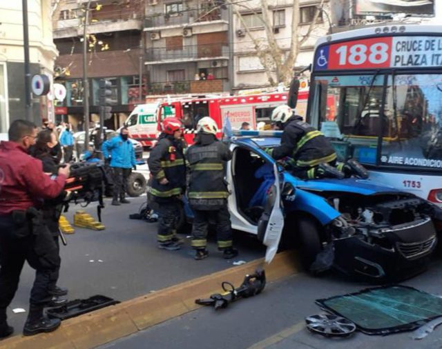 Violento choque entre un patrullero y un colectivo en Palermo: los bomberos rescataron a un policía que quedó atrapado
