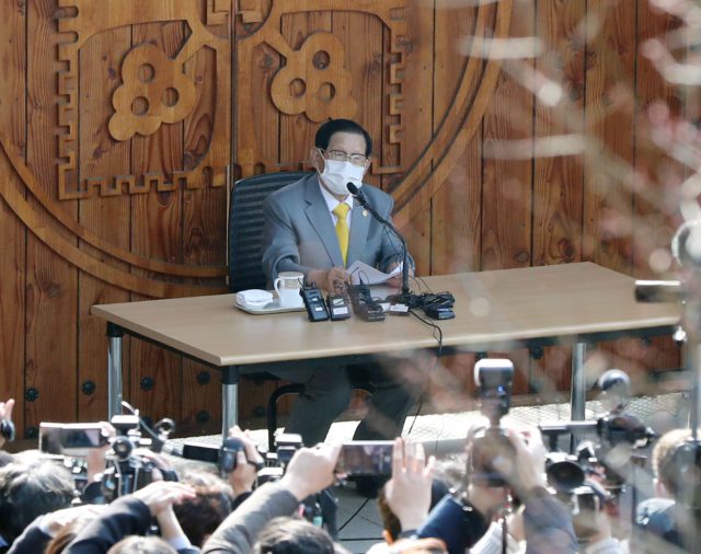 Coronavirus.- Detenido el líder de una secta religiosa vinculada a los primeros casos de coronavirus en Corea del Sur