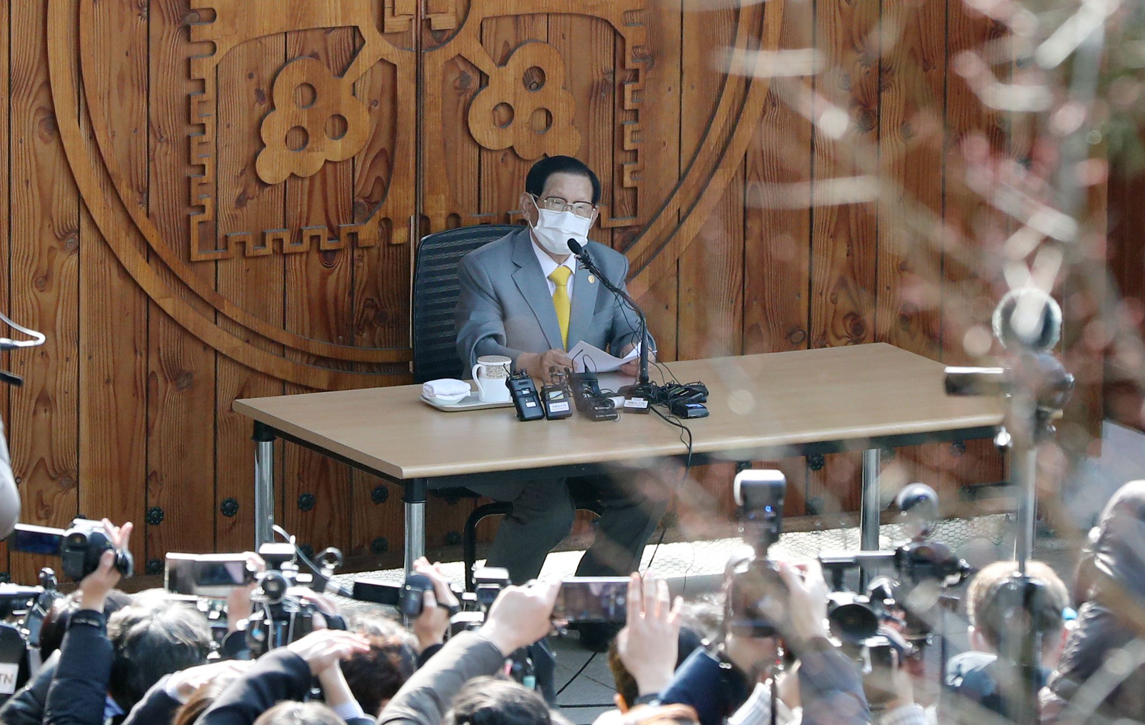 02/03/2020 02 March 2020, South Korea, Gapyeong: Lee Man-hee, founder and leader of the Shincheonji Church of Jesus, Temple of the Tabernacle of the Testimony, holds a news conference at his villa after the religious sect has been at the center of the coronavirus outbreak. Photo: -/YNA/dpa POLITICA INTERNACIONAL -/YNA/dpa 