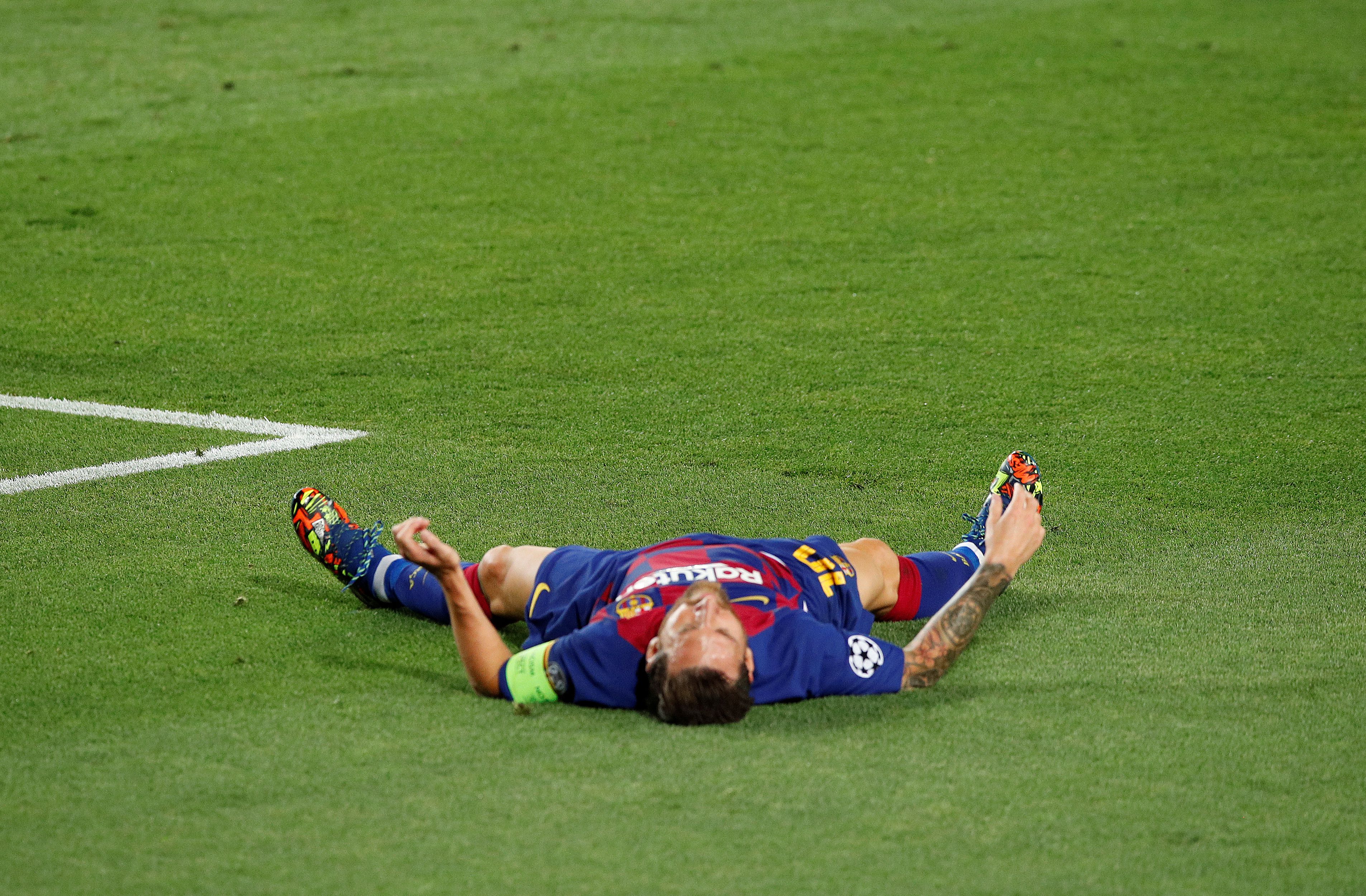Messi sufrió la patada de Koulibaly en el primer tiempo ante Napoli. Y a pesar del dolor jugó toda la segunda parte (REUTERS/Albert Gea)