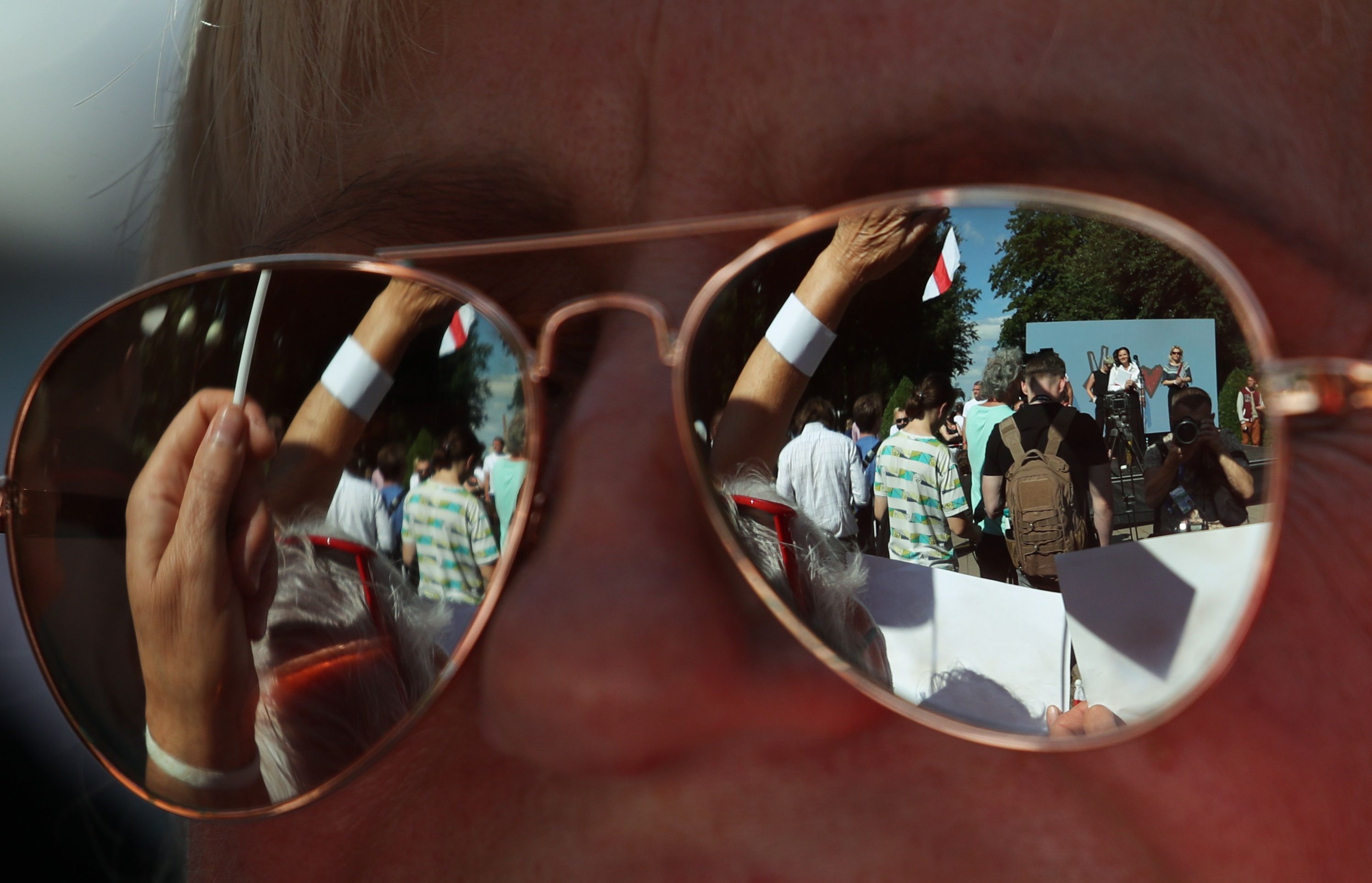 Unas gafas de sol reflejan a la multitud congregada en un mitín del líder opositor y candidato presidencial Svetlana Tikhanovskaya en Baranovichi, a 150 kilómetros de Minsk, Bielorrusia este domingo. EFE/ Tatyana Zenkovich 