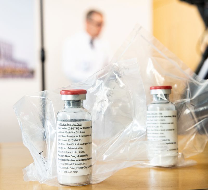 FOTO DE ARCHIVO: Dos ampollas de remdesivir son fotografiadas durante una conferencia de prensa en el Hospital Universitario Eppendorf (UKE) en Hamburgo, Alemania, el 8 de abril de 2020. Ulrich Perrey/Pool vía REUTERS