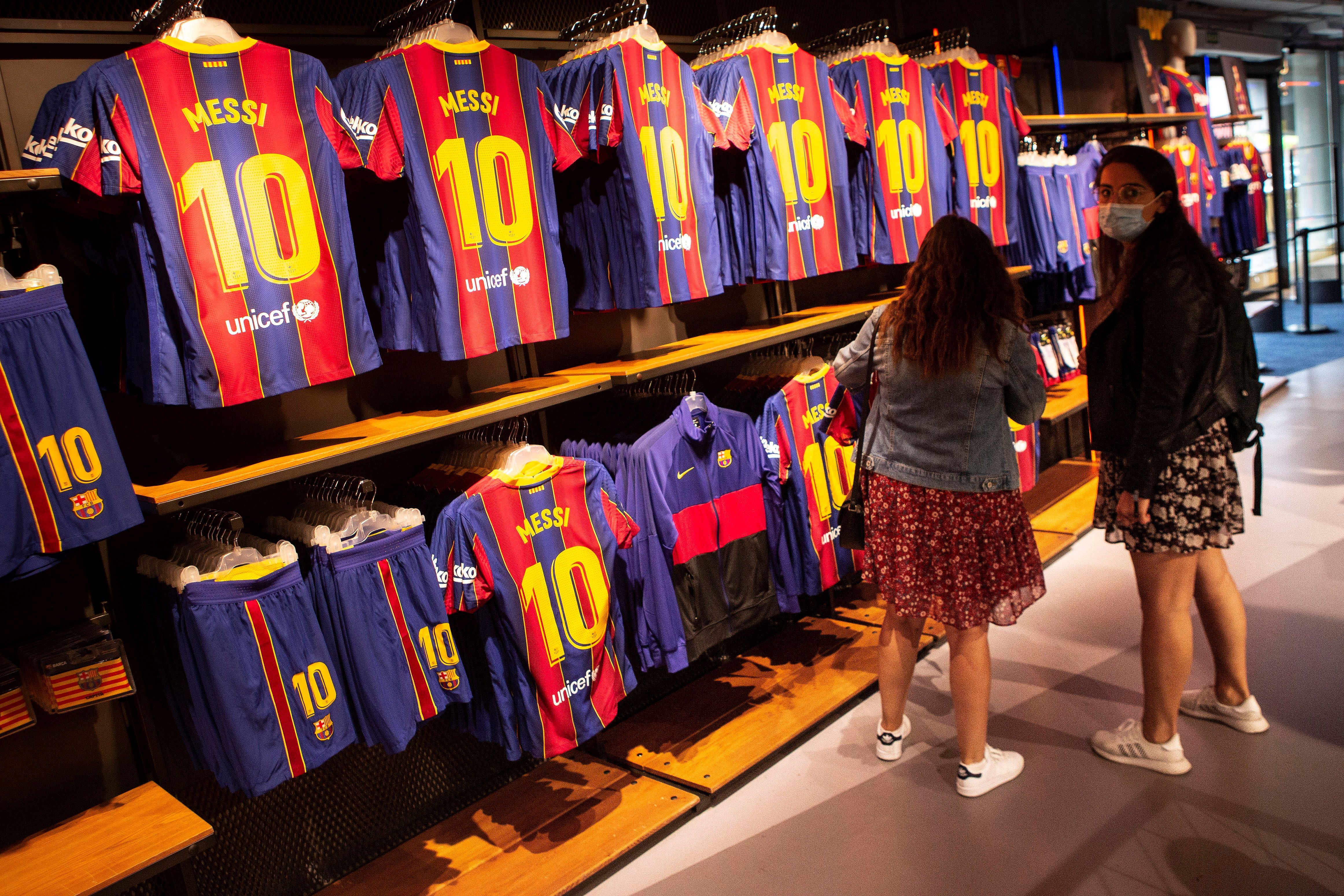 Ambiente alrededor de la figura de Leo Messi, este sábado, en el Museo del FC Barcelona. EFE/ Enric Fontcuberta. 