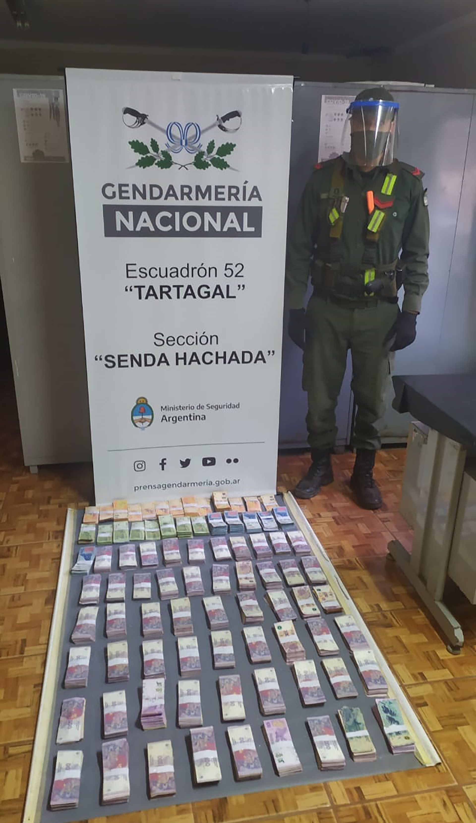 Gendarmería incautó casi tres millones de pesos ocultos en una camioneta