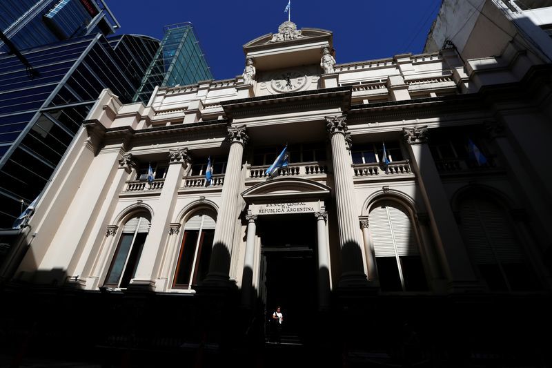 Foto de archivo - Frente de la casa central del Banco Central de la República Argentina (BCRA), en Buenos Aires. Feb 19, 2020. REUTERS/Agustin Marcarian