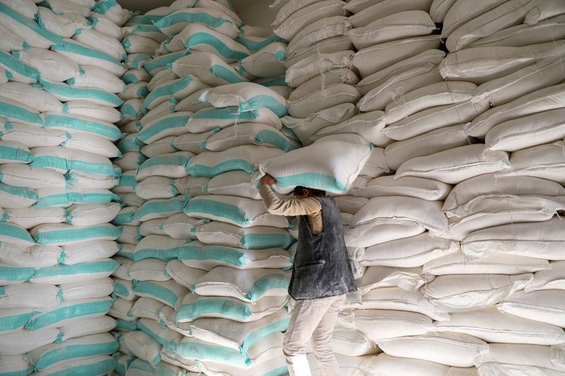 FOTO DE ARCHIVO. Un trabajador lleva un saco de harina de trigo en un centro de distribución de ayuda alimentaria del Programa Mundial de Alimentos (PMA), en Saná, Yemen. 11 de febrero de 2020. REUTERS/Khaled Abdullah